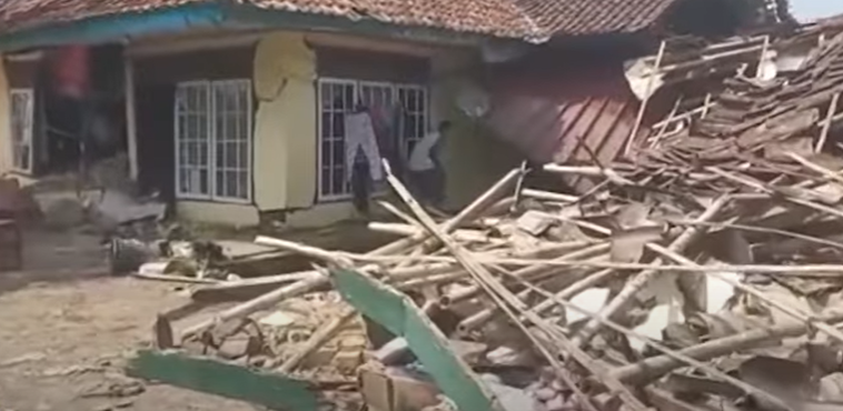 Indonesia Quake Kills more than a Hundred